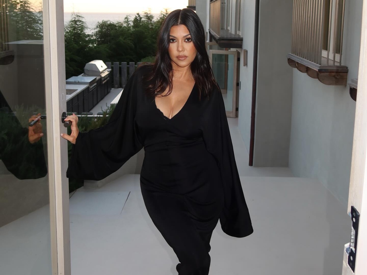 Kourtney Kardashian: Στόλισε το χριστουγεννιάτικο δέντρο υιοθετώντας ένα ρετρό half-up που μπορείς να αντιγράψεις τις γιορτινές βραδιές