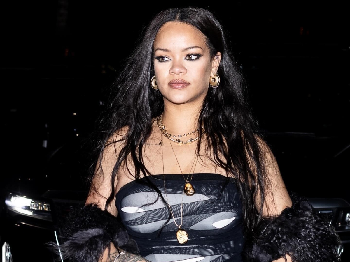 Rihanna: Φοράει στην βραδινή της έξοδο το πιο cool αξεσουάρ στα μαλλιά της που έχεις συνδέσει με την παραλία