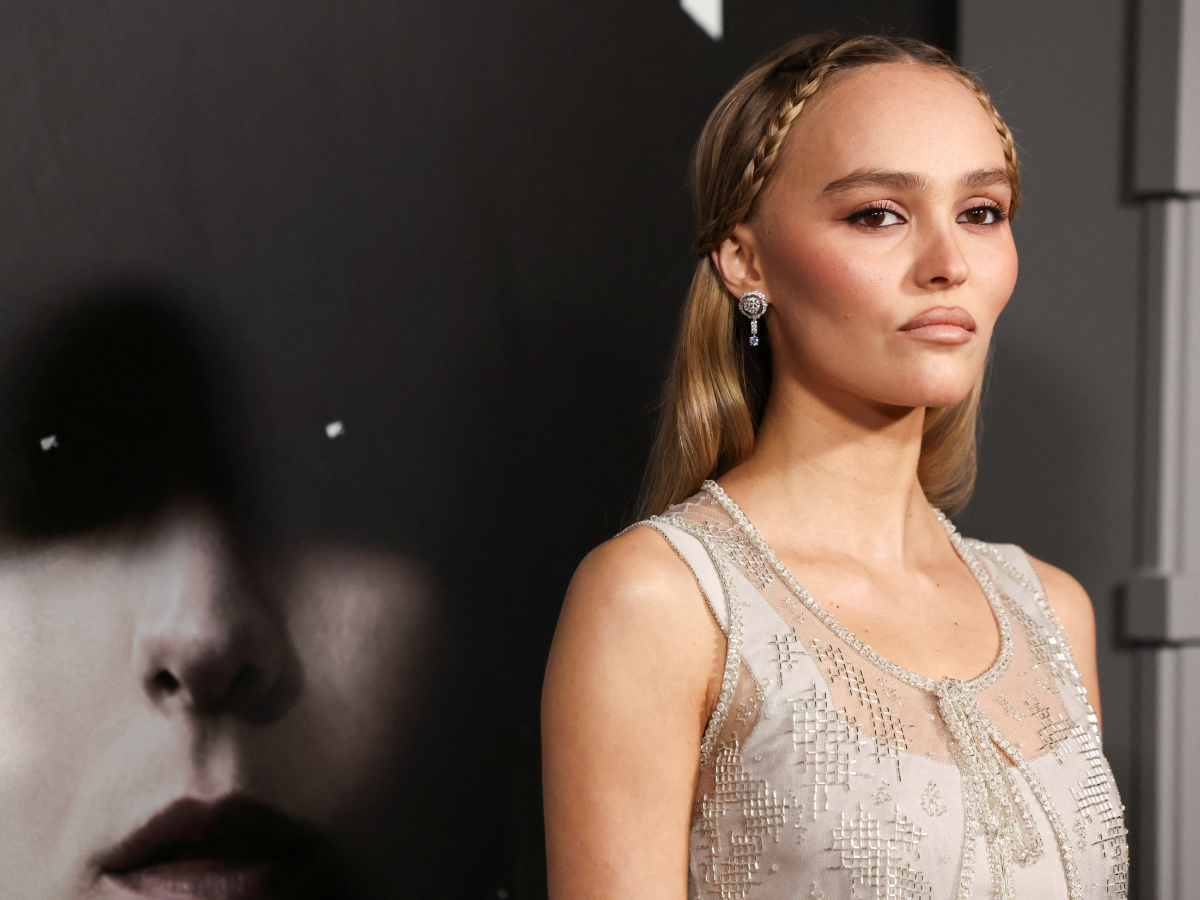 Η Lily Rose Depp φόρεσε πρώτη ένα από τα huge trend του 2025!