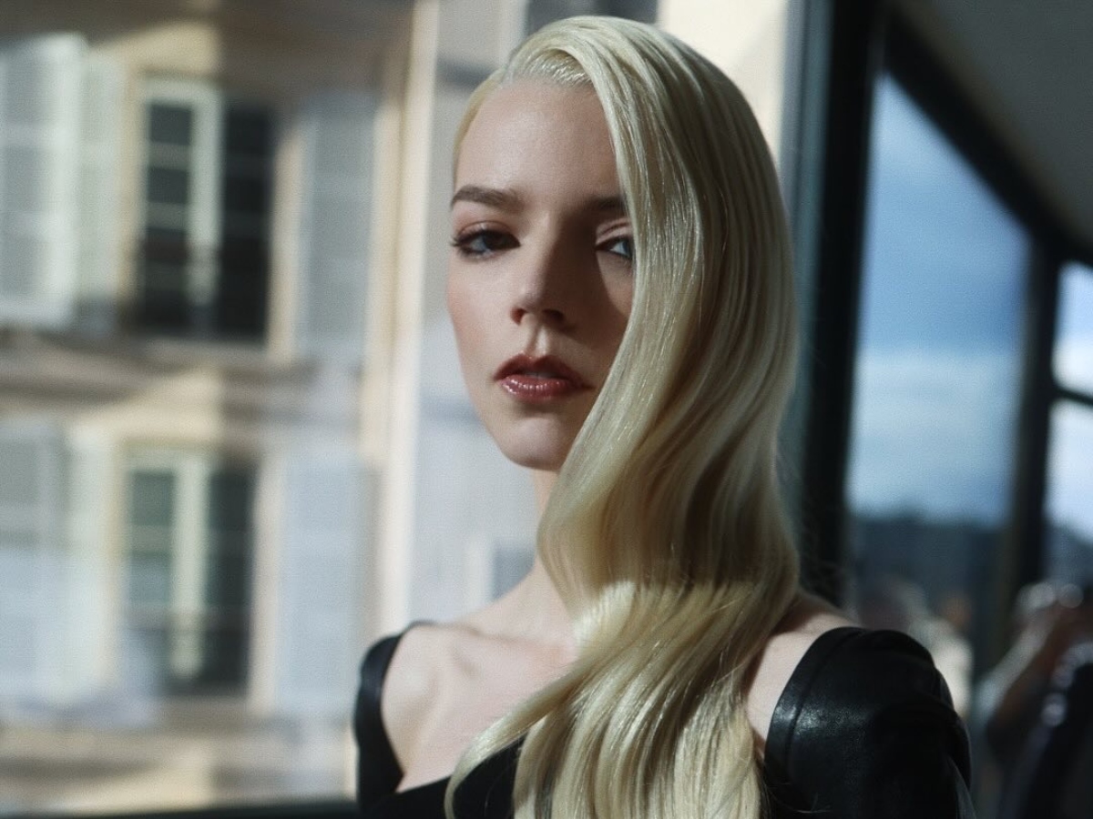 Anya Taylor – Joy: Με ένα ακόμη υπέροχο updo και εντυπωσιακό καπέλο