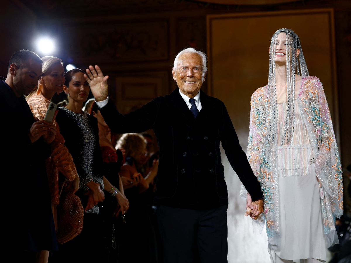 Giorgio Armani: Ο αγαπημένος σχεδιαστής τράβηξε όλα τα βλέμματα στο φινάλε του couture show στο Παρίσι!