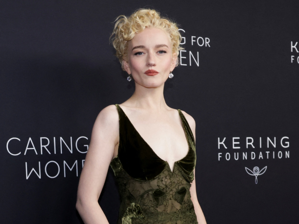 Julia Garner: Με ροζ μαλλιά και matchy make up look είναι μία άλλη