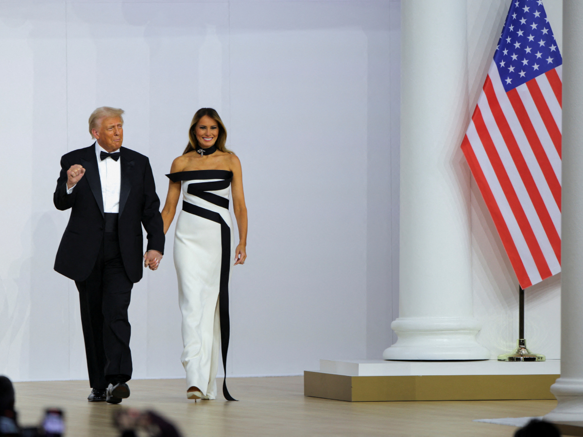 Melania Trump: Εκθαμβωτική με black & white φόρεμα στην δεξίωση μετά την ορκωμοσία!