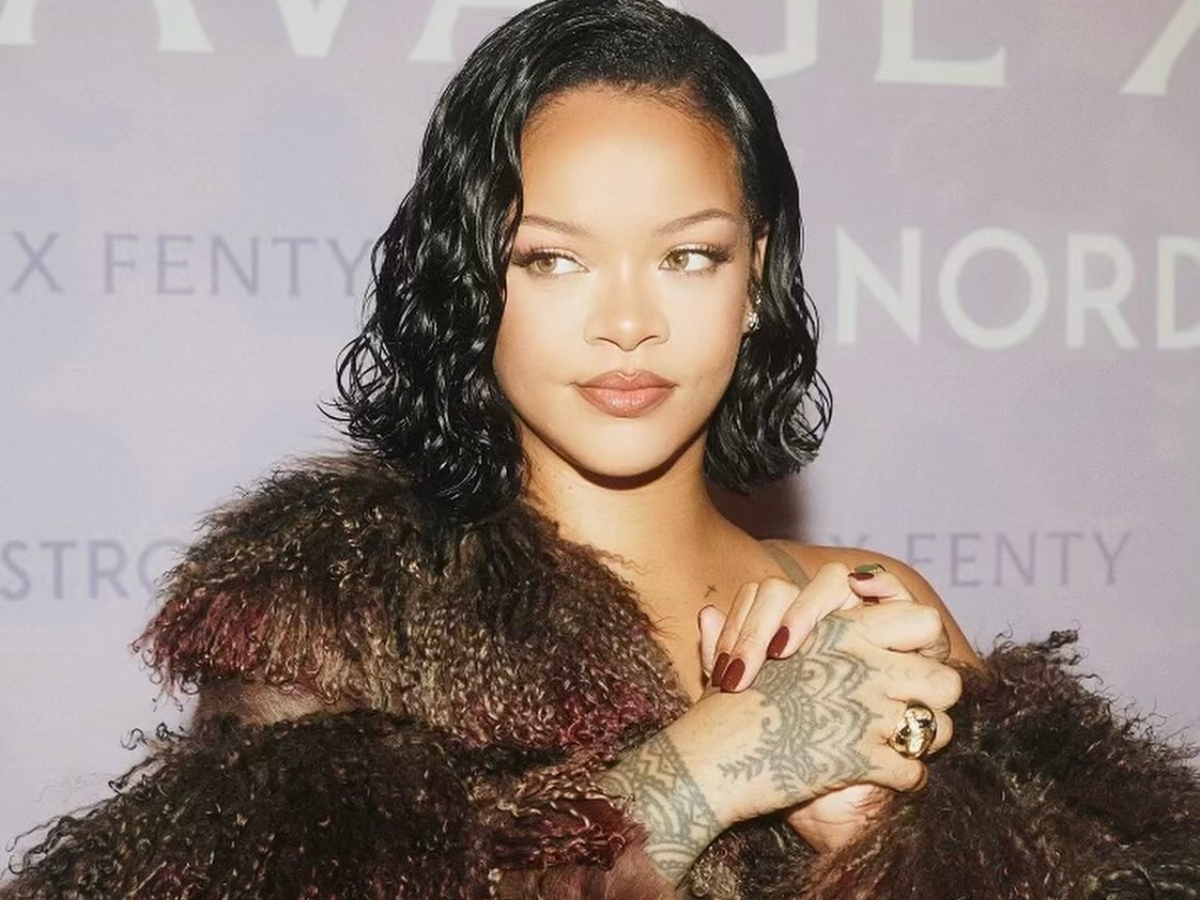 Rihanna: Αποκαλύπτει τις φυσικές της μπούκλες στα κοντά μαλλιά της και οι fans ξετρελάθηκαν