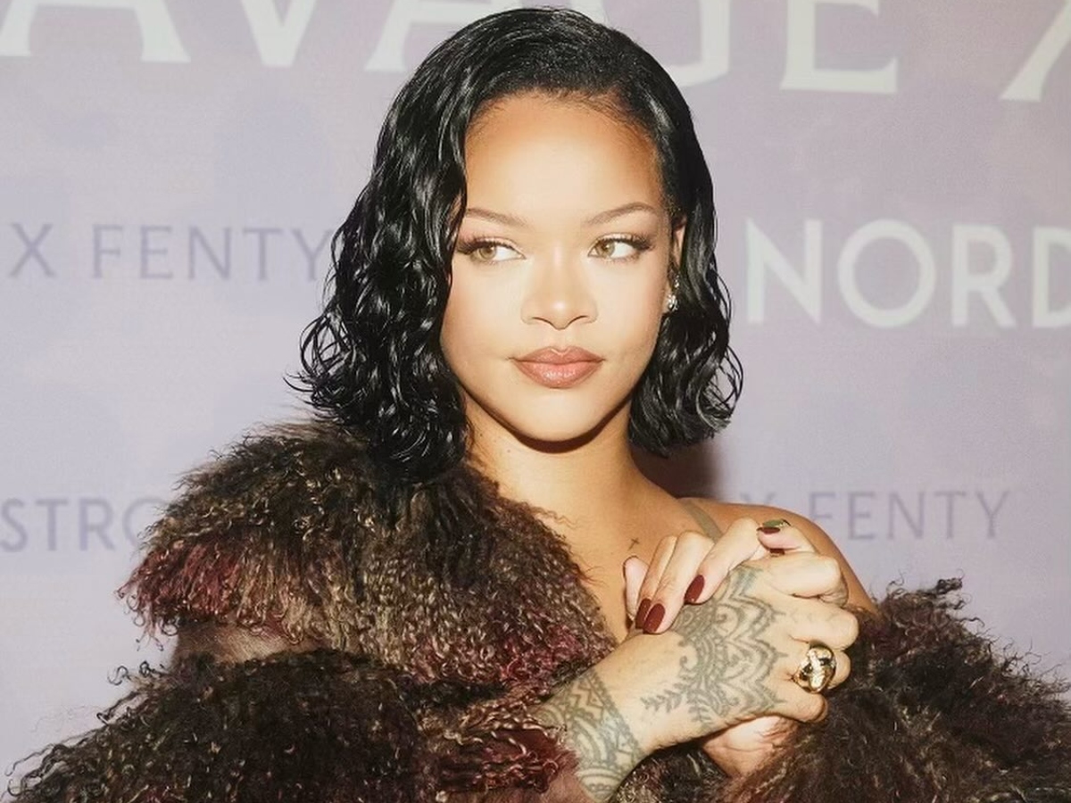 Rihanna: Το νέο χρώμα στα μαλλιά έχει mood Αγίου Βαλεντίνου