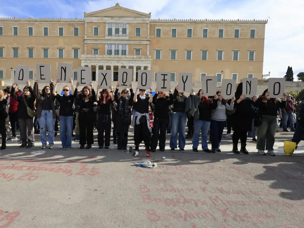 Τραγωδία των Τεμπών: Πλήθος κόσμου στις συγκεντρώσεις διαμαρτυρίας στο κέντρο της Αθήνας