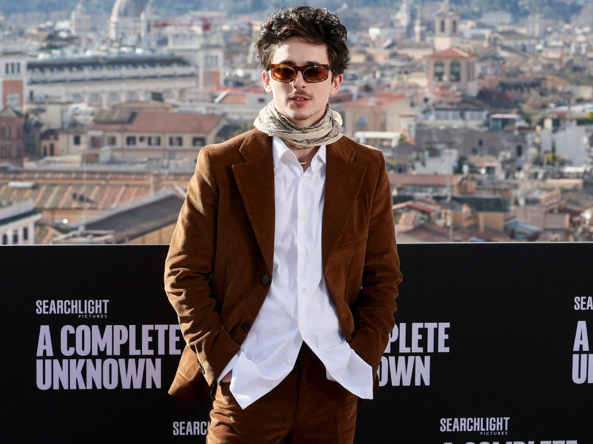 Τimothee Chalamet: Επαναφέρει τα μαντήλια στην ανδρική γκαρνταρόμπα