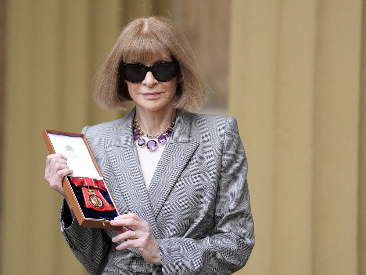 Anna Wintour: Βραβεύτηκε από τον Βασιλιά Κάρολο και έβγαλε επιτέλους τα signature μαύρα γυαλιά της!