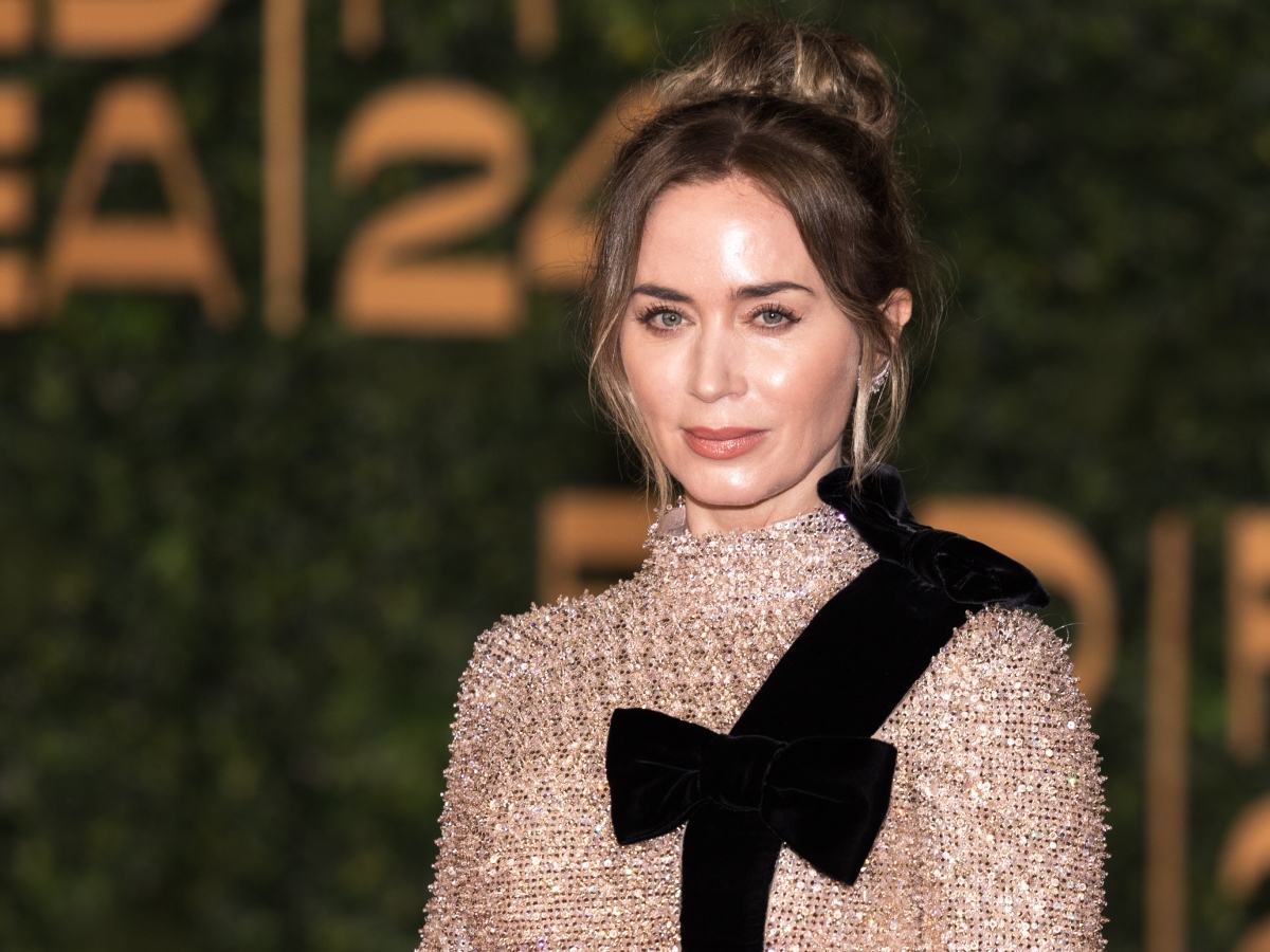 Emily Blunt: Με το απόλυτο μονοχρωματικό beauty look που είναι τελικά η μεγάλη τάση του φετινού χειμώνα