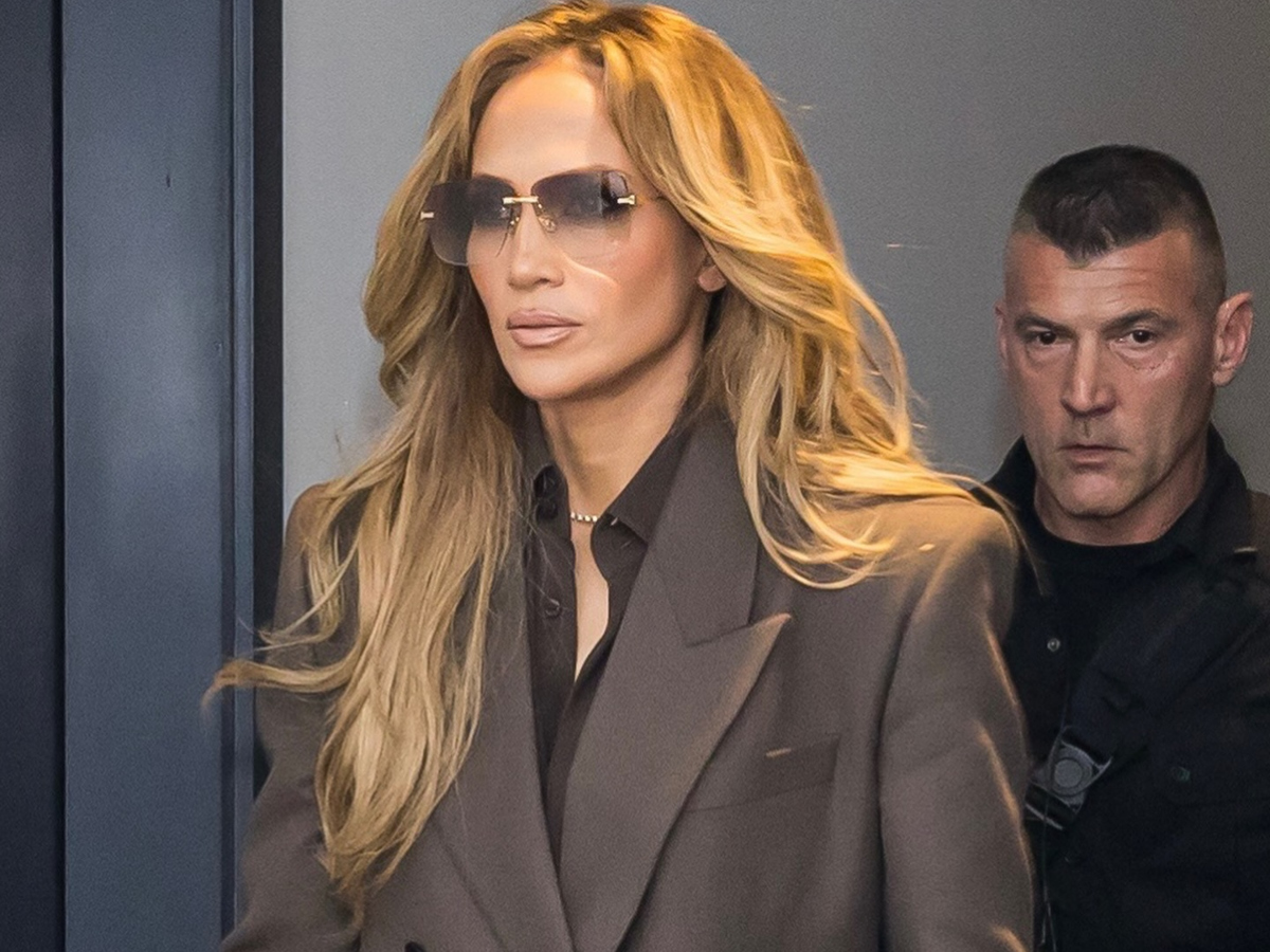 Mocha Mousse: Η Jennifer Lopez φοράει το απόλυτο color trend σε τέλειο business look!