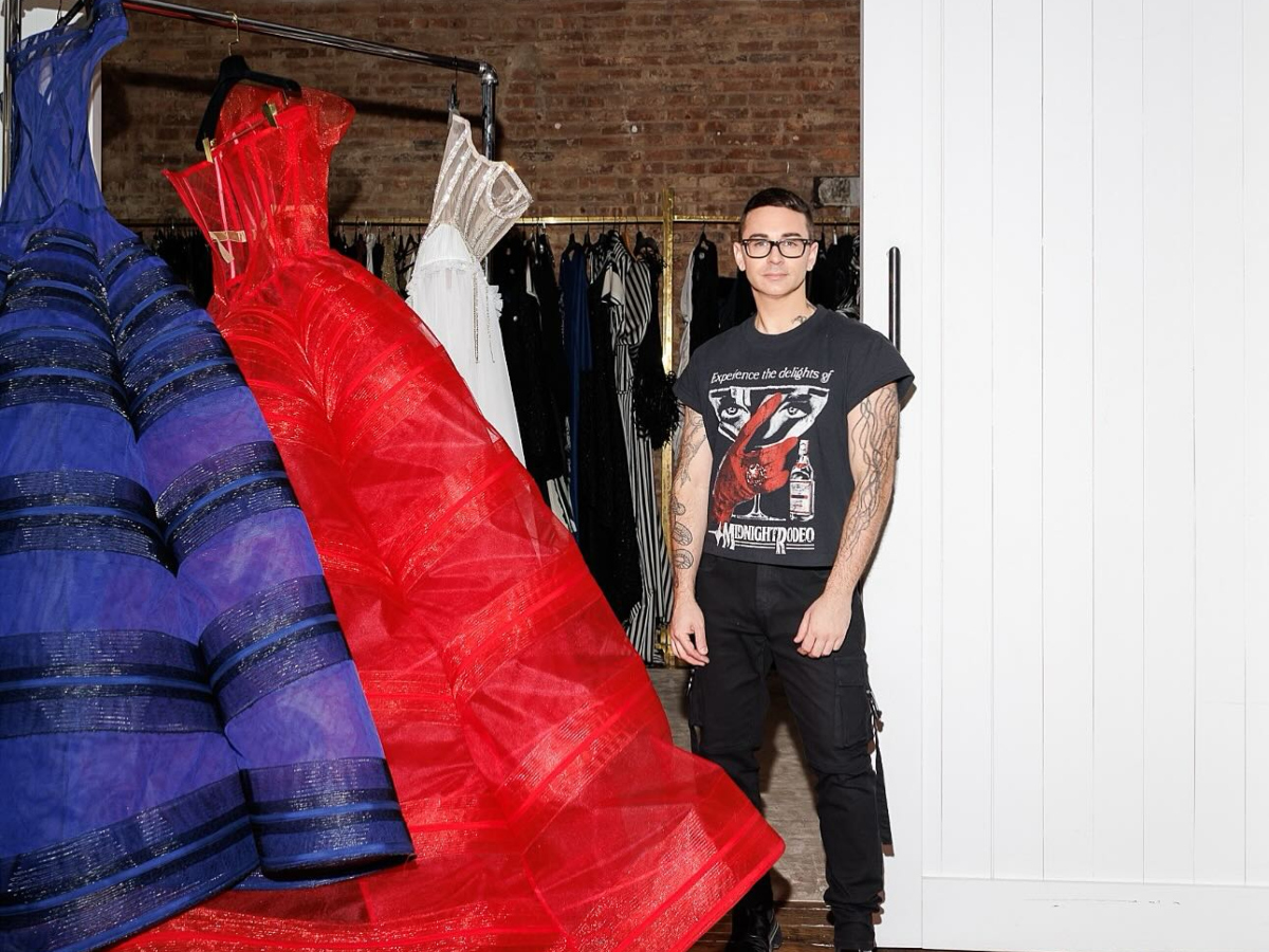 NYFW: Ο Christian Siriano σχεδίασε υπέροχα φορέματα στο χρώμα του Άγιου Βαλεντίνου