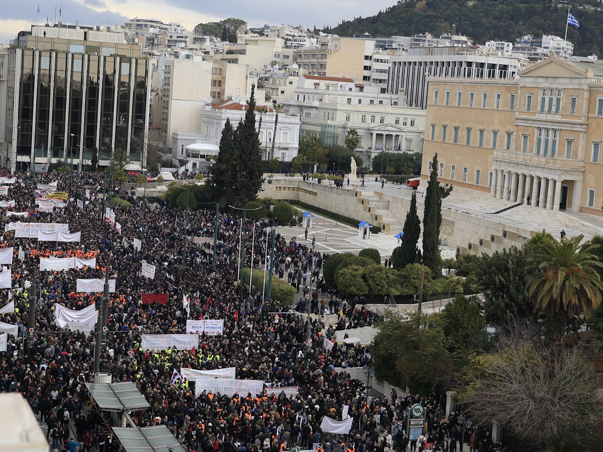 Τέμπη: Εικόνες από το μεγάλο συλλαλητήριο για την τραγωδία – Λαοθάλασσα στο Σύνταγμα