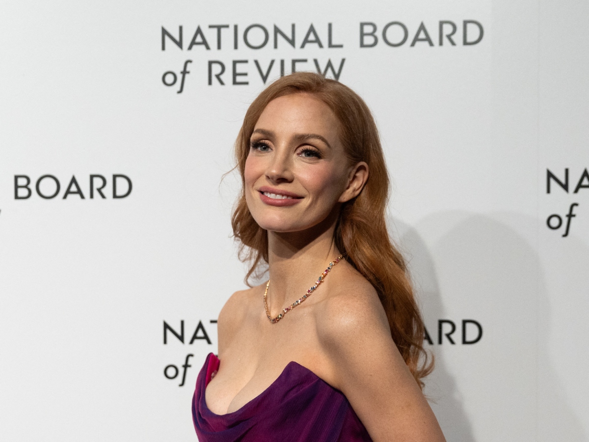 Jessica Chastain: Με red carpet ρετρό χτένισμα σε fashion show στις Άλπεις