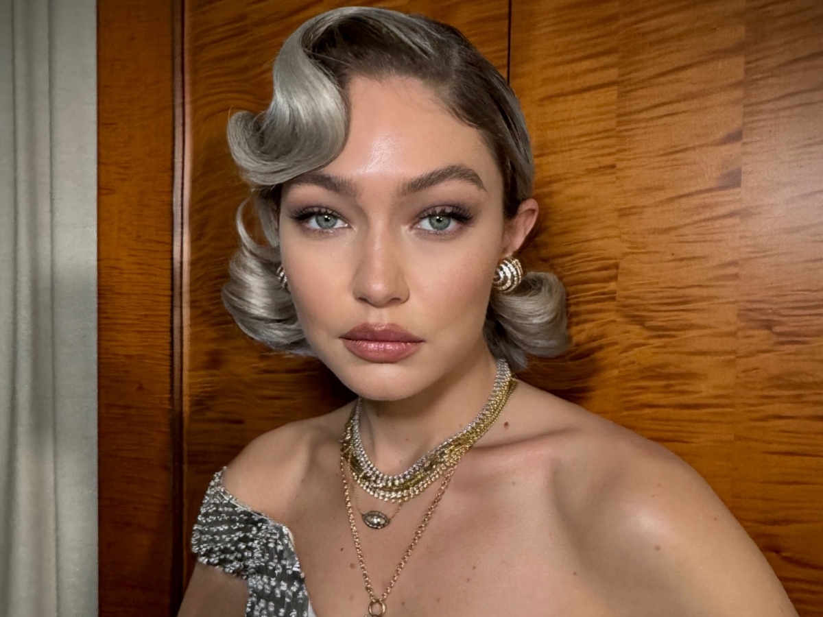 Gigi Hadid: Το τελευταίο της χτένισμα είναι κλασικό με μια τέλεια 50’s λεπτομέρεια