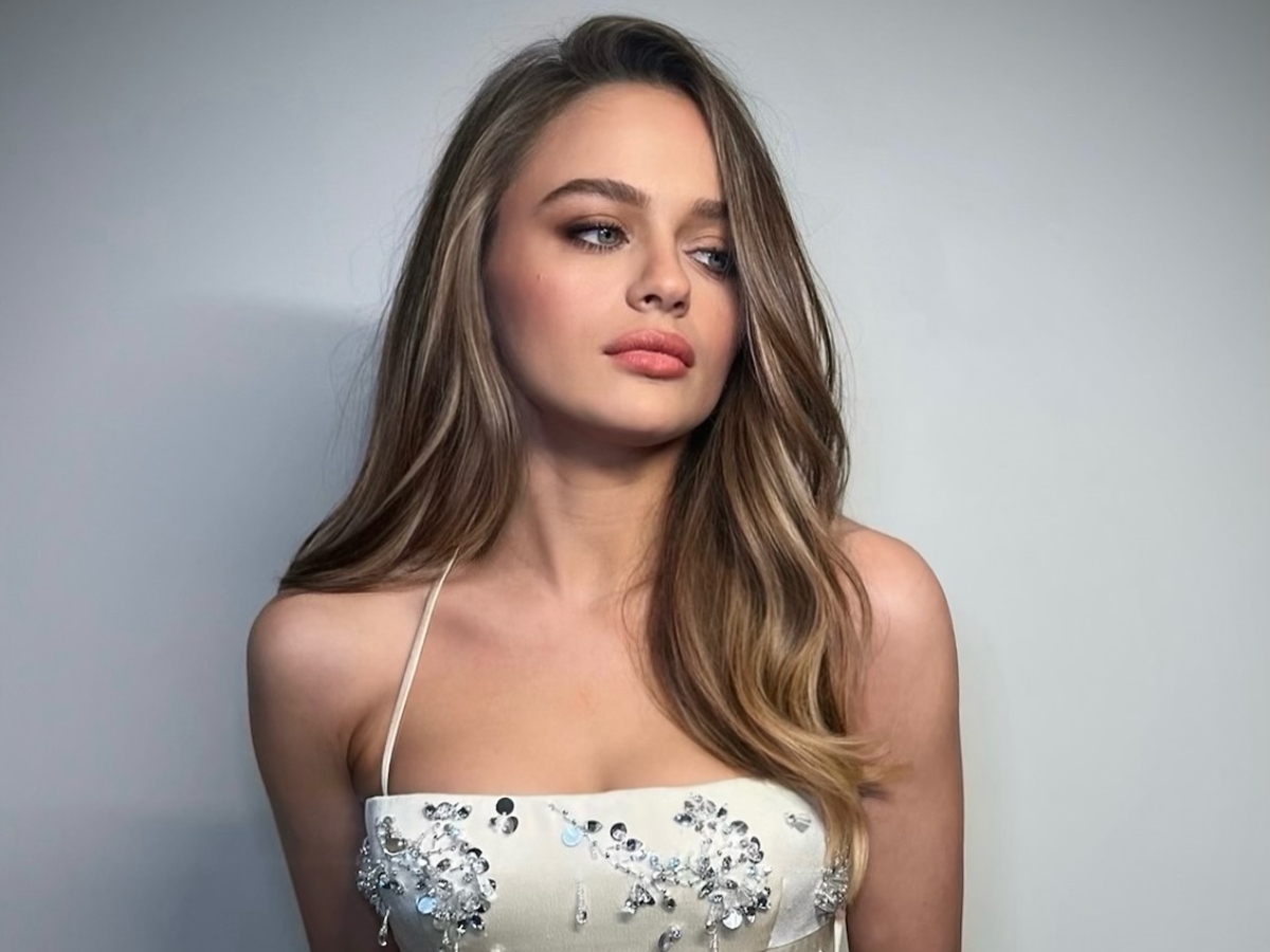 Joey King: Στο show του οίκου Miu Miu στο Παρίσι υιοθέτησε το ωραιότερο σινιόν που δημιούργησε ο Δημήτρης Γιαννέτος