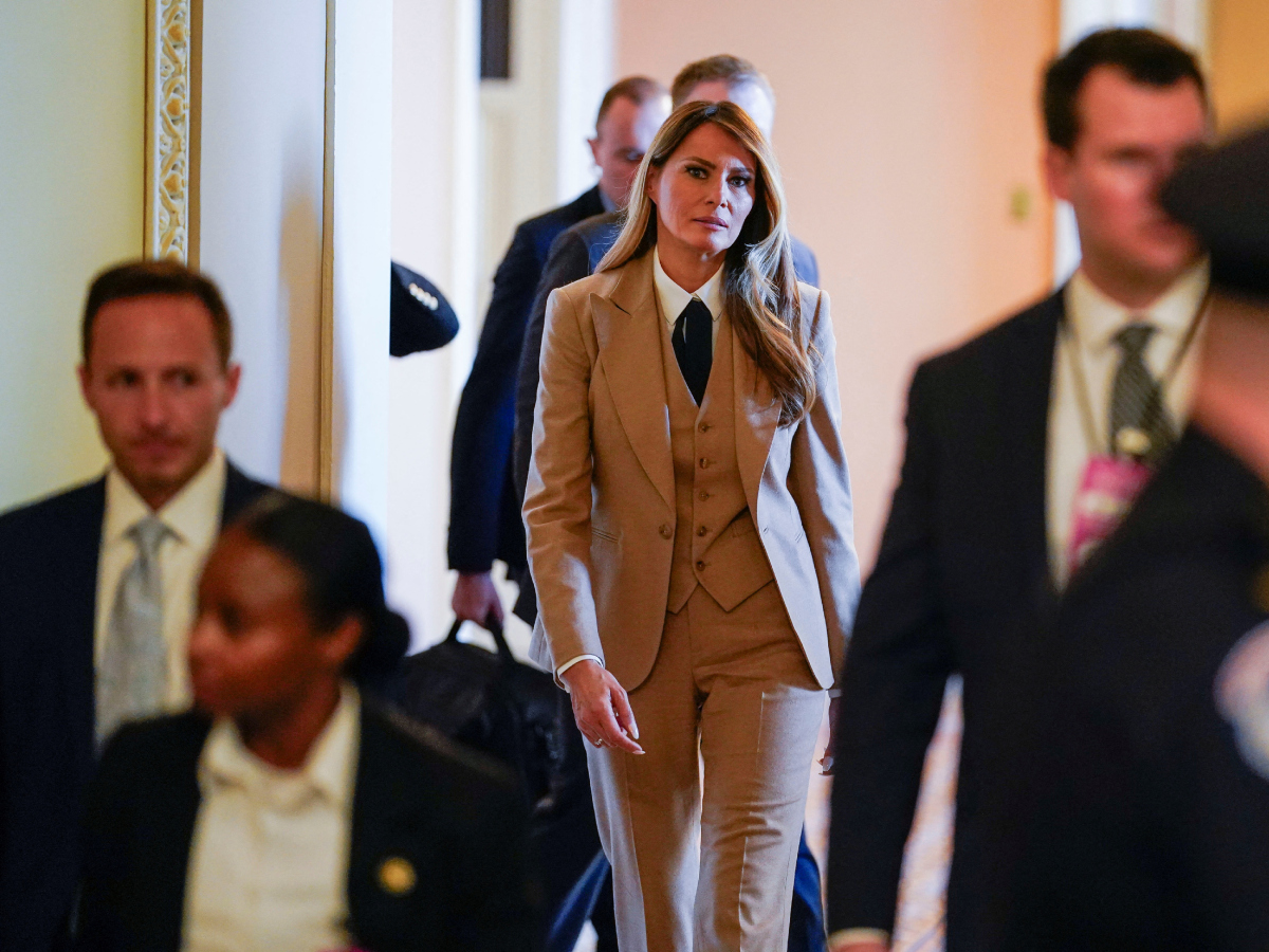 Melania Trump: Η Πρώτη Κυρία φτάνει στο Καπιτώλιο με το απόλυτο power dressing